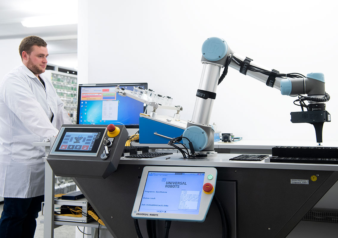 Roboter unterzieht SoM intensiven Qualitäts- und Funktionstests Kontron Electronics Frickenhausen