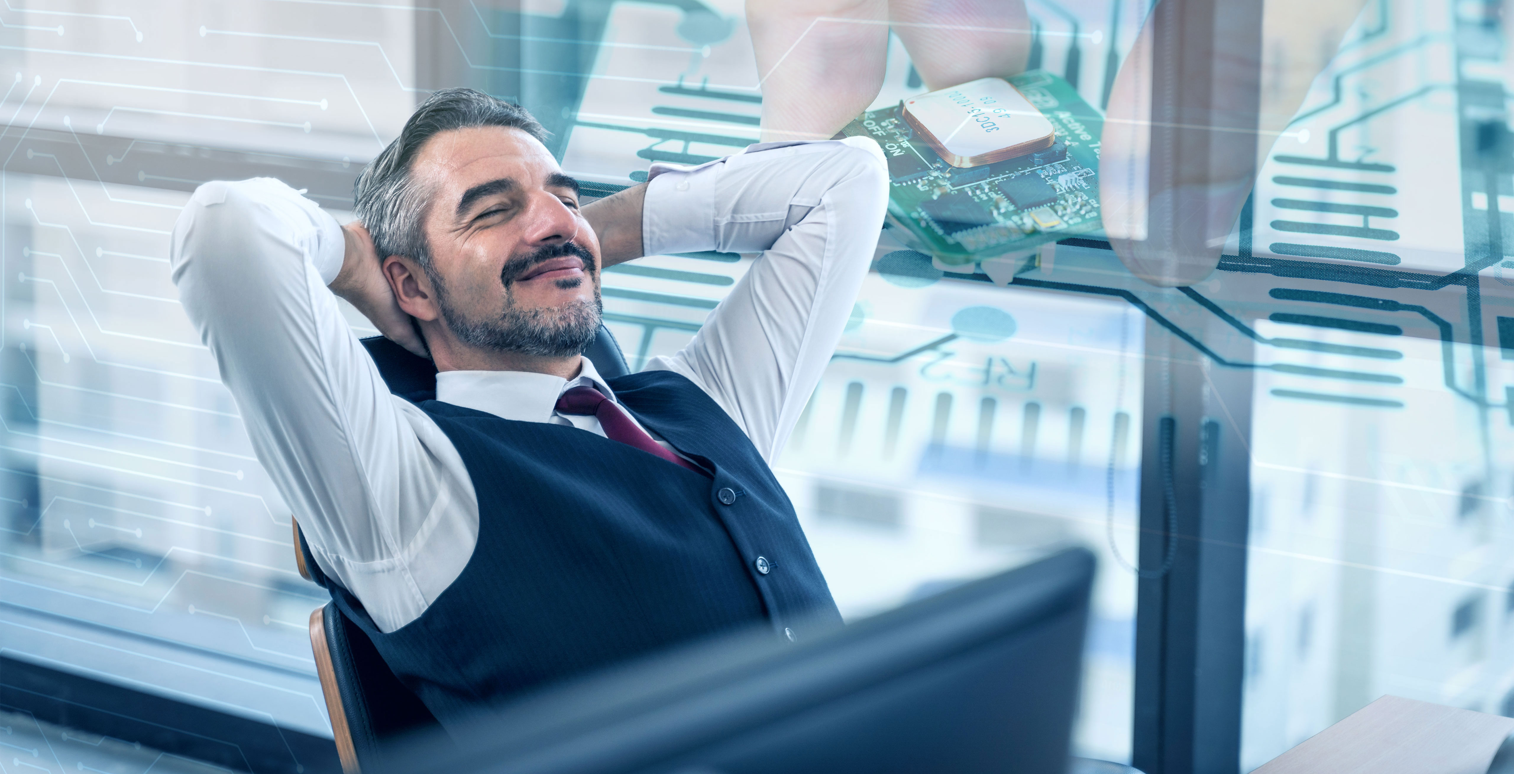 zufriedener Kunde mit System on Module im Hintergrund